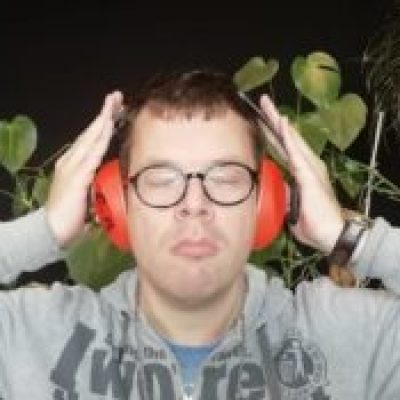 Joeri met koptelefoon v2
